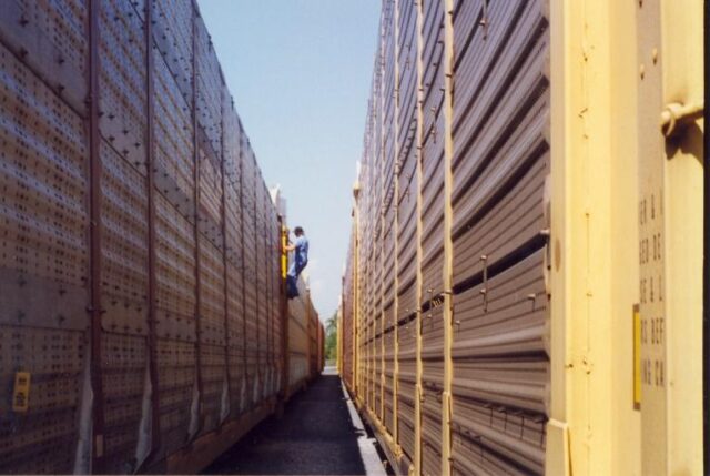 between rail cars