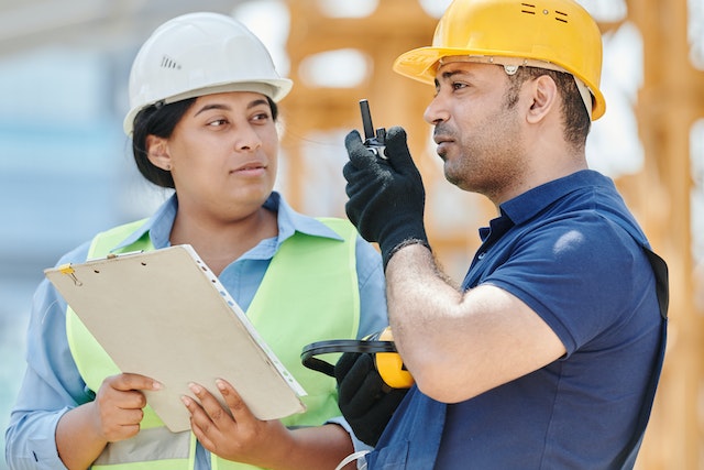 construction workers consulting